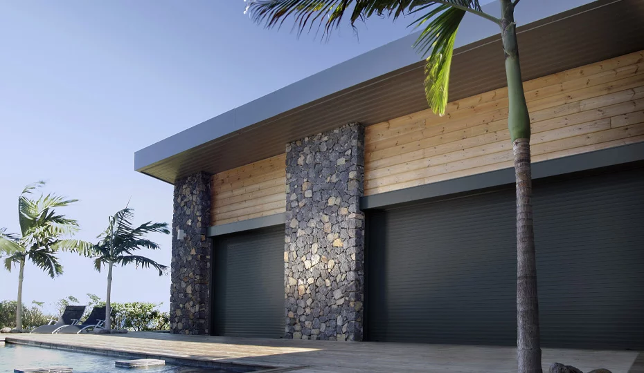 Cyclone-resistant aluminium roller shutter: enhanced protection for exposed areas — image 2