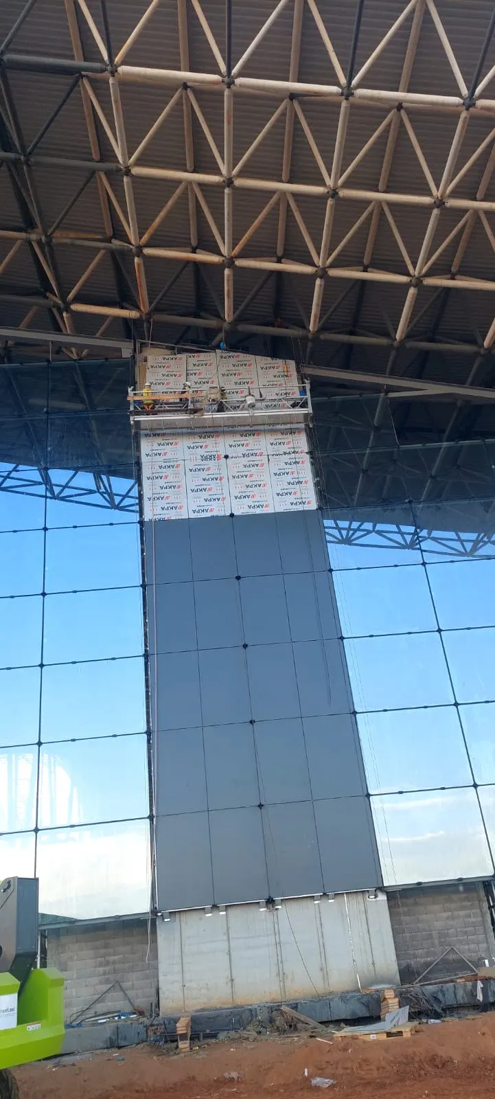 Aéroport Rabat-Salé : une façade vitrée de grande hauteur sous voile de bois — image 3