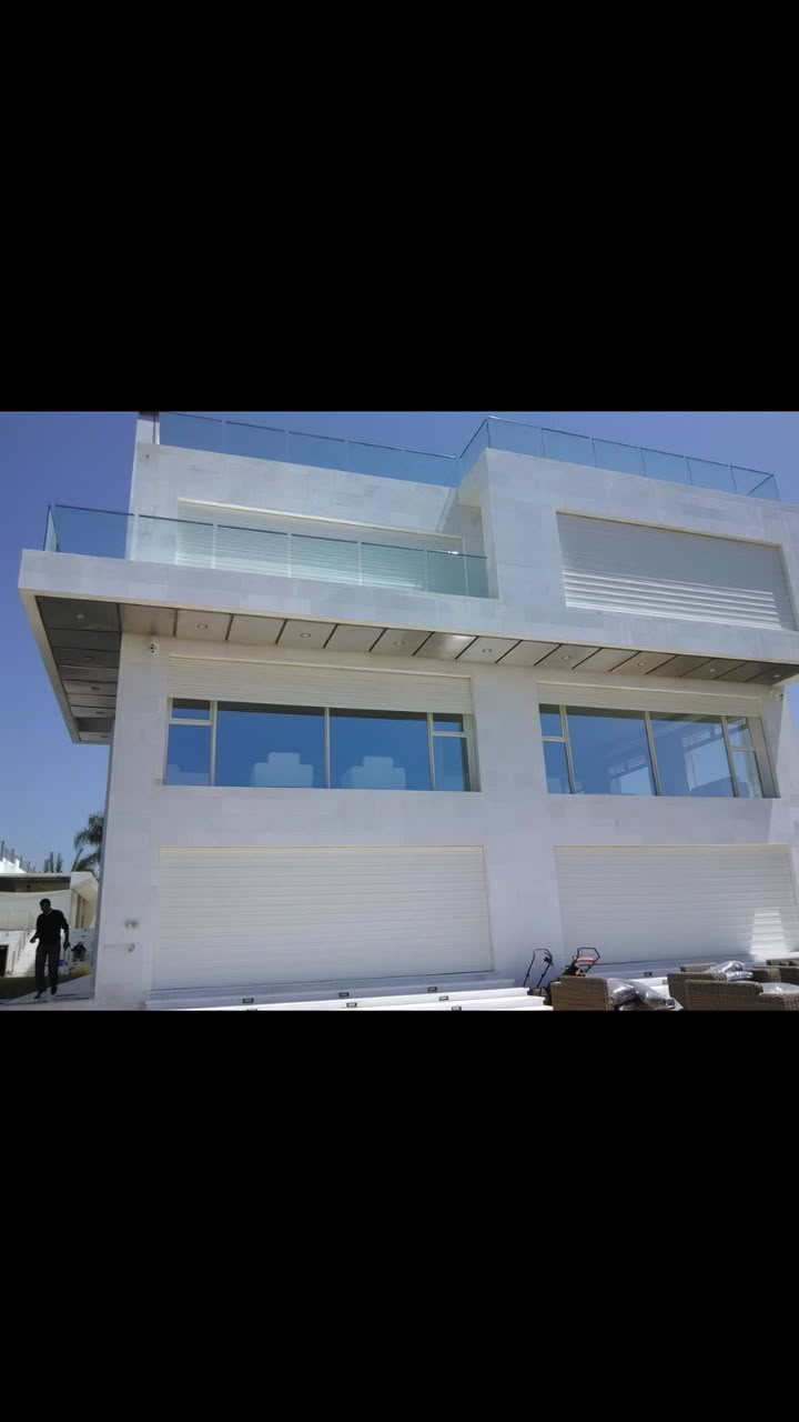 Villa Agadir: white roller shutters and a framed view of the ocean