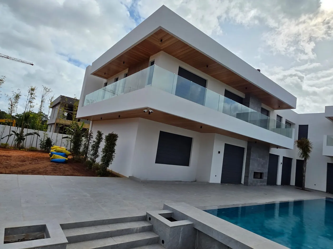 Villa Prestige: glass balustrades, timber-finish screens and a bladed pergola