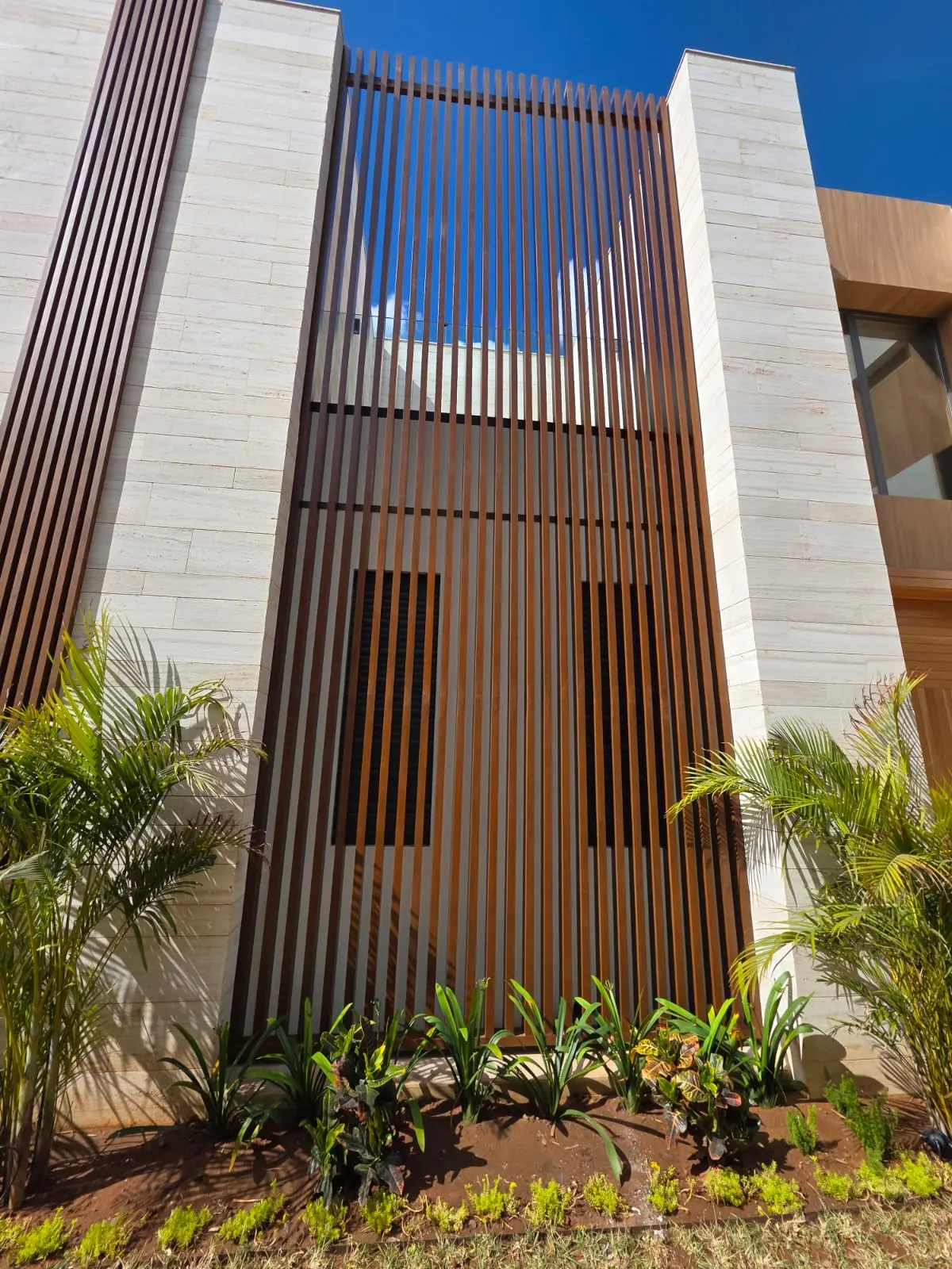 Villa Prestige : garde-corps verre, claustras bois et pergola à lames — image 1