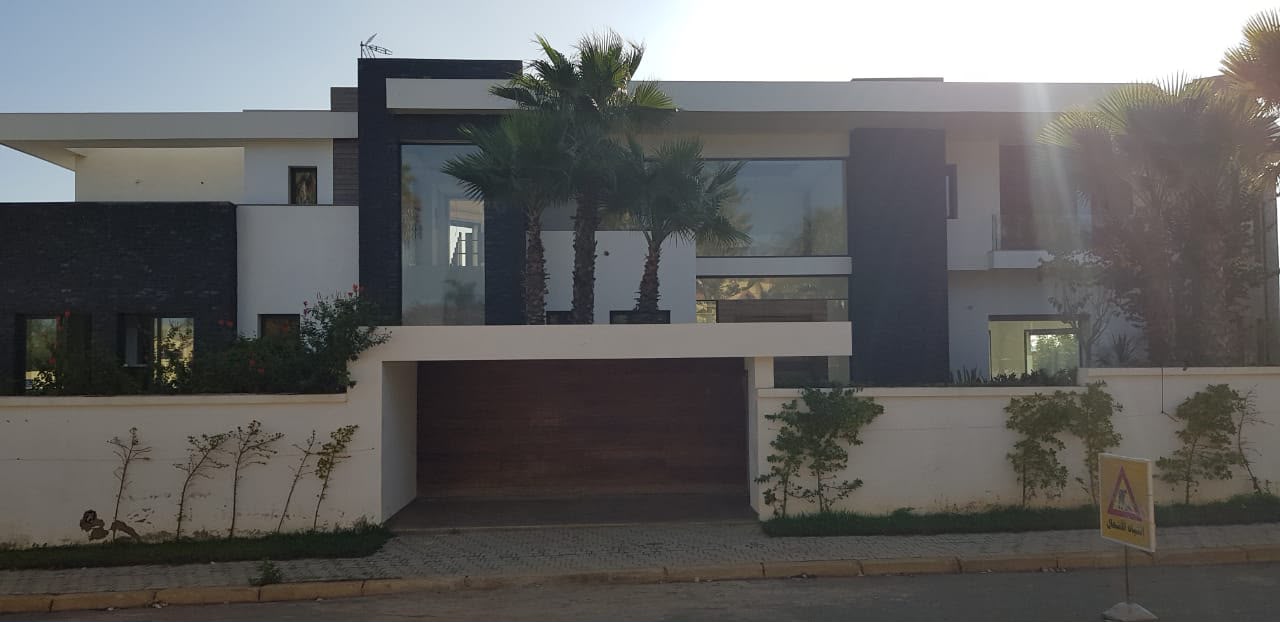 Villa Souissi: large fixed frames and a motorised sliding gate