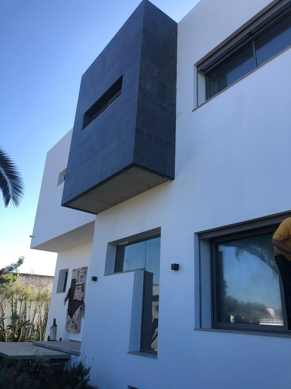 Villa Souissi : grands châssis fixes et portail coulissant motorisé — image 1