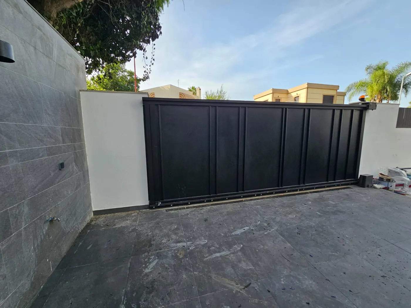 Villa Souissi : grands châssis fixes et portail coulissant motorisé — image 3