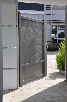 Portail Aluminium 2500 : robustesse et design pour les accès extérieurs